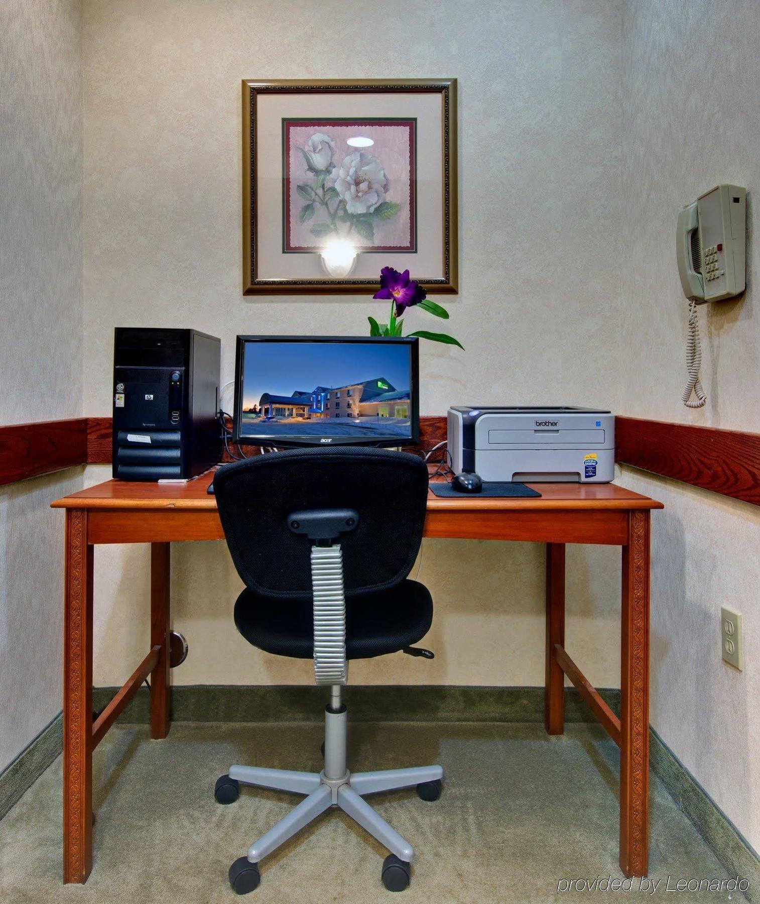 Holiday Inn Express Hotel & Suites Cadillac By Ihg Exterior foto